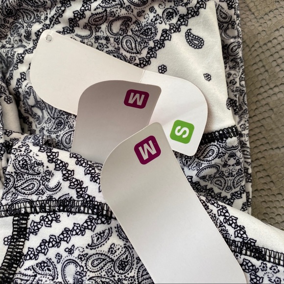 White black bandana print ultra soft leggings - Picture 5 of 5